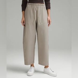 Lululemon Lightweight Mid-Rise Barrel-Leg Cropped Pant
Riverstone, size 4